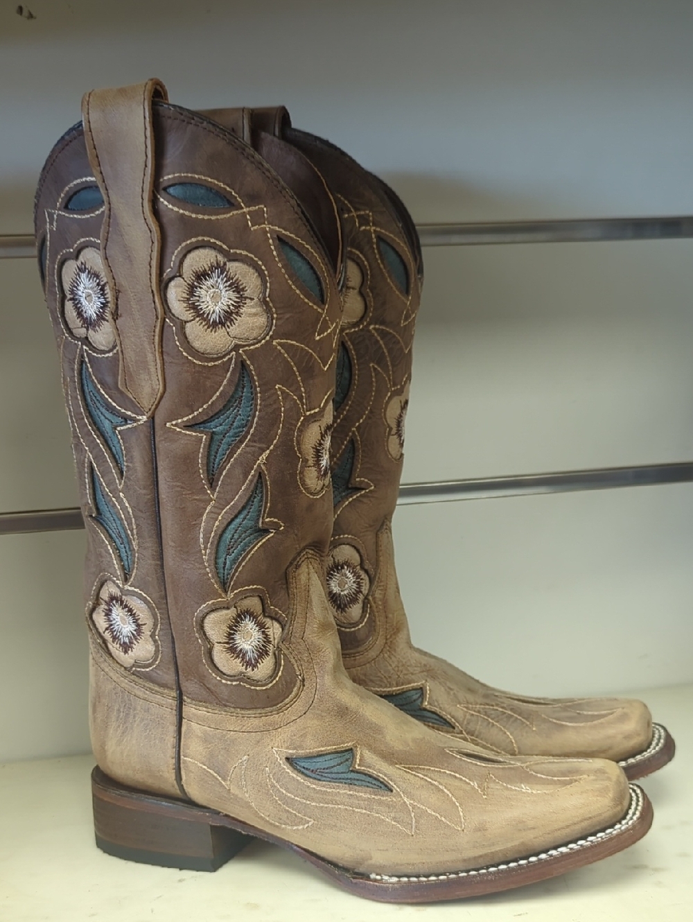 New Women's Circle G by Corral L6236